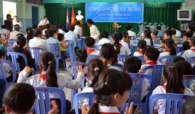 Overseas Vietnamese students in Cambodia start new school year